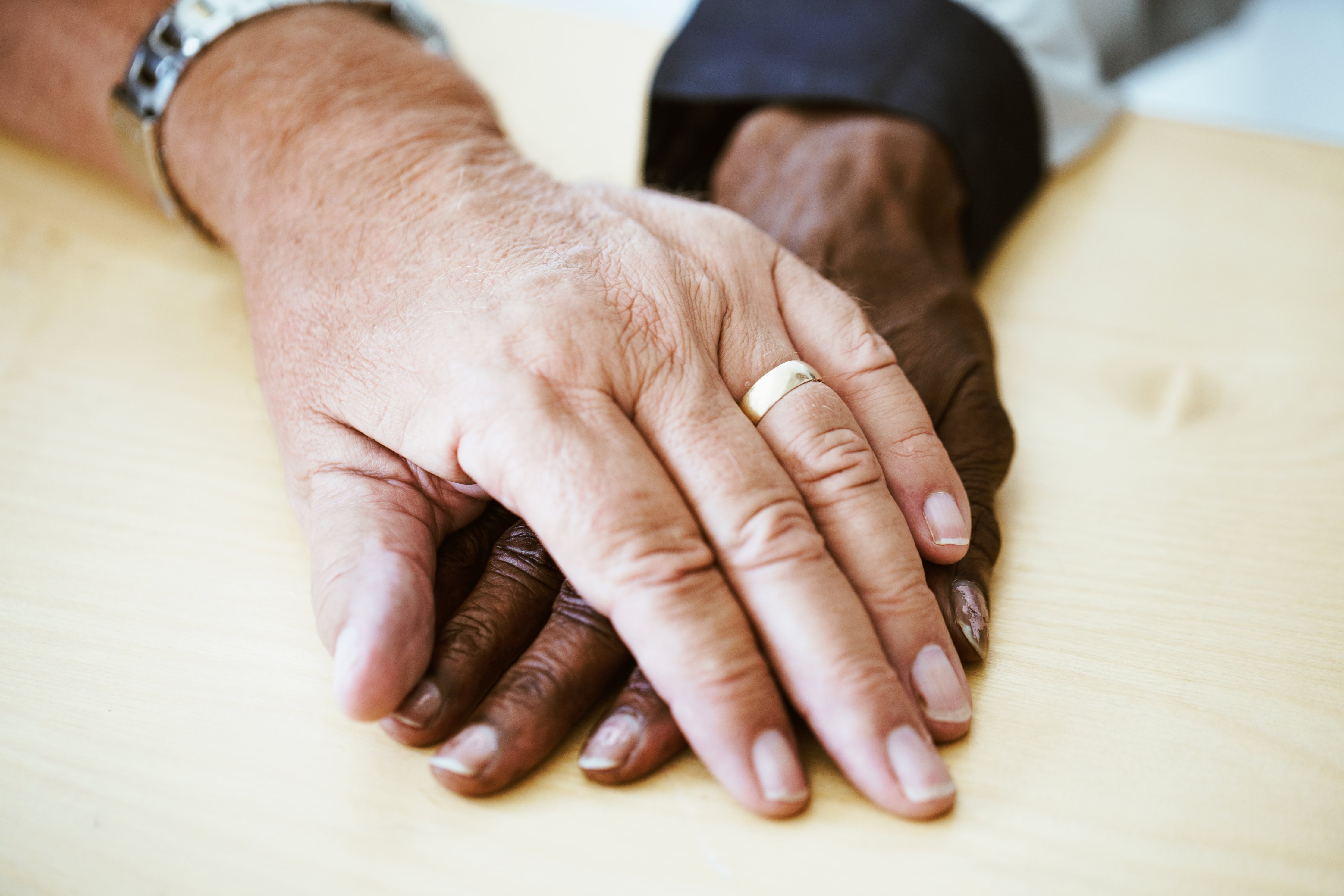 Blog_Lockdown_OneYearOn_Aged-Couple-Hands_PhotoCredit_Nicole De Khors_BurstShopify